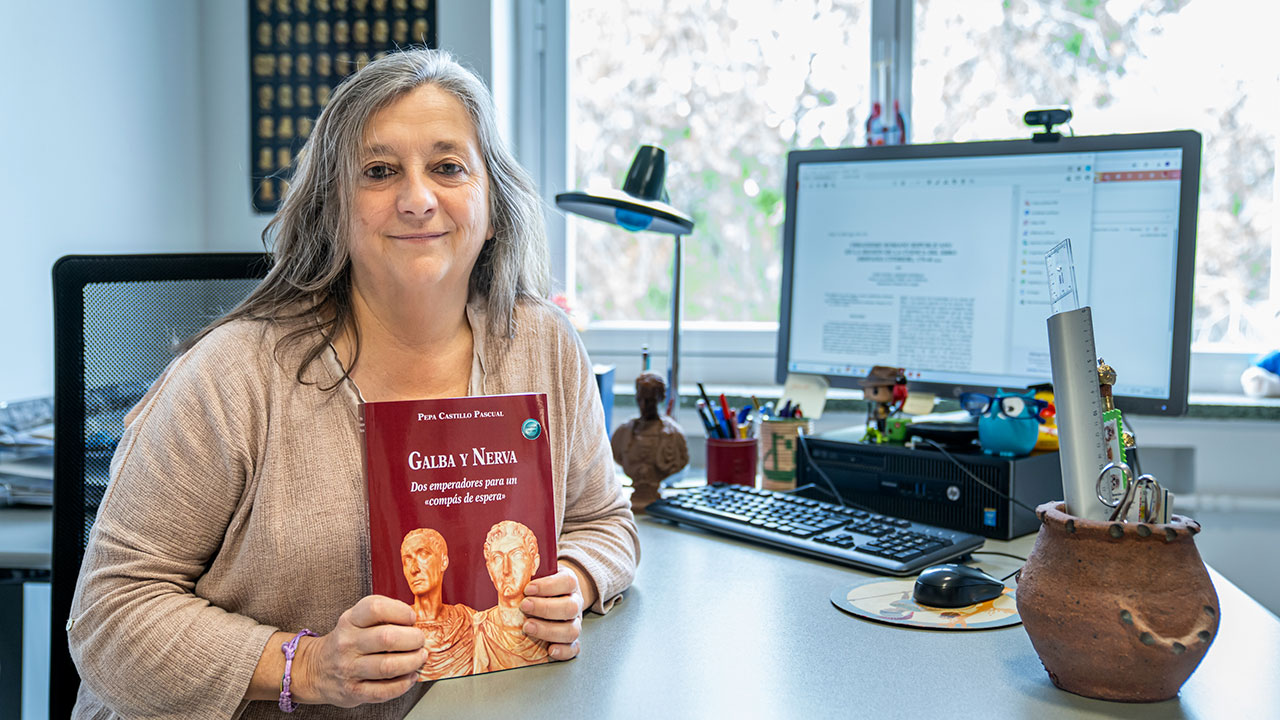 Pepa Castillo, en su despacho, con un ejemplar del libro libro ‘Galba y Nerva, dos emperadores para un «compás de espera»’