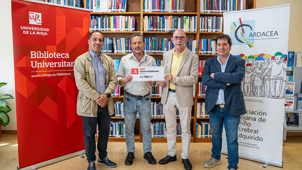 El rector Juan Carlos Ayala entrega el cheque a Juan Carlos Ayala Calvo, rector de la Universidad de La Rioja, ha entregado a Emilio García Ulecia, presidente de ARDACEA, junto al vicerrector Eduardo Fonseca y a Ignacio Andollo, Biblioteca UR