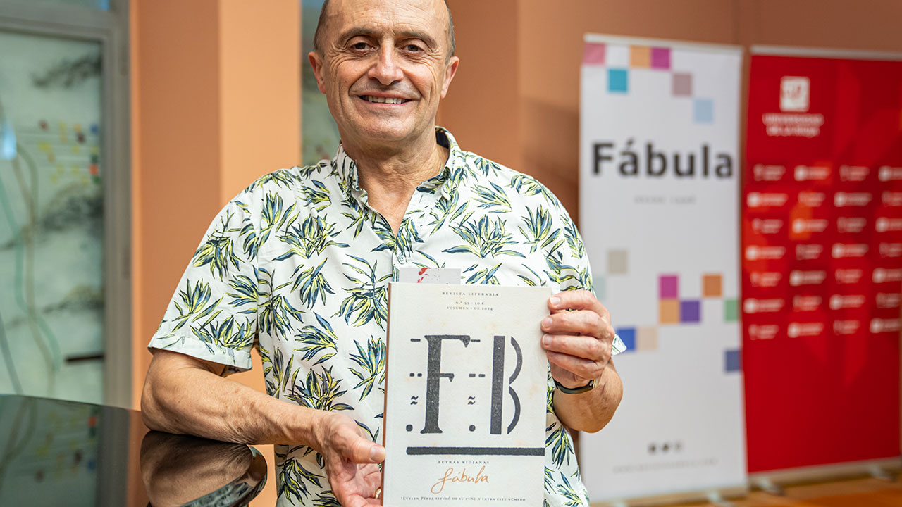 Pepe Viyuela, con un ejemplar del número 55 de Fábula