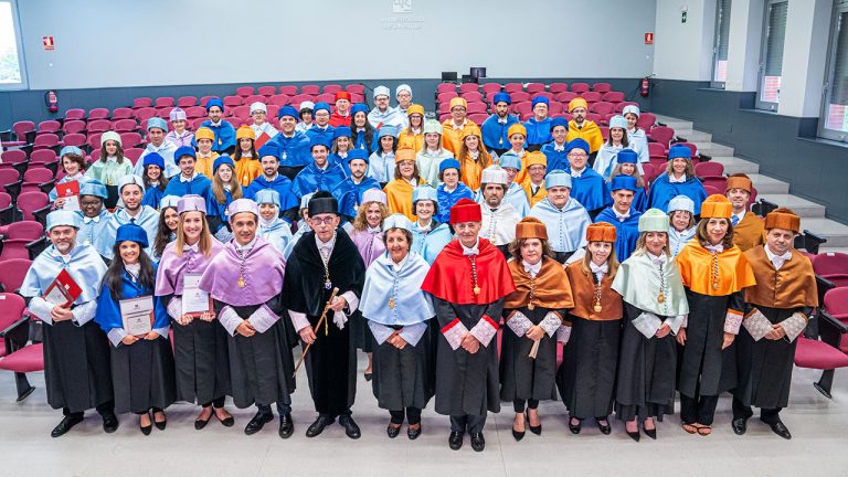 Foto de familia del acto de investidura de nuevos doctores y premios extraordinarios de doctorado 2024