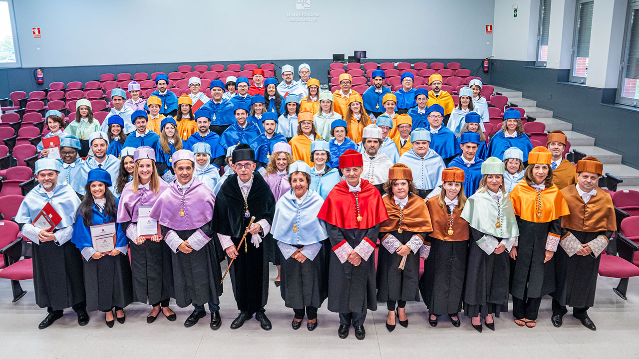 Foto de familia del acto de investidura de nuevos doctores y premios extraordinarios de doctorado 2024