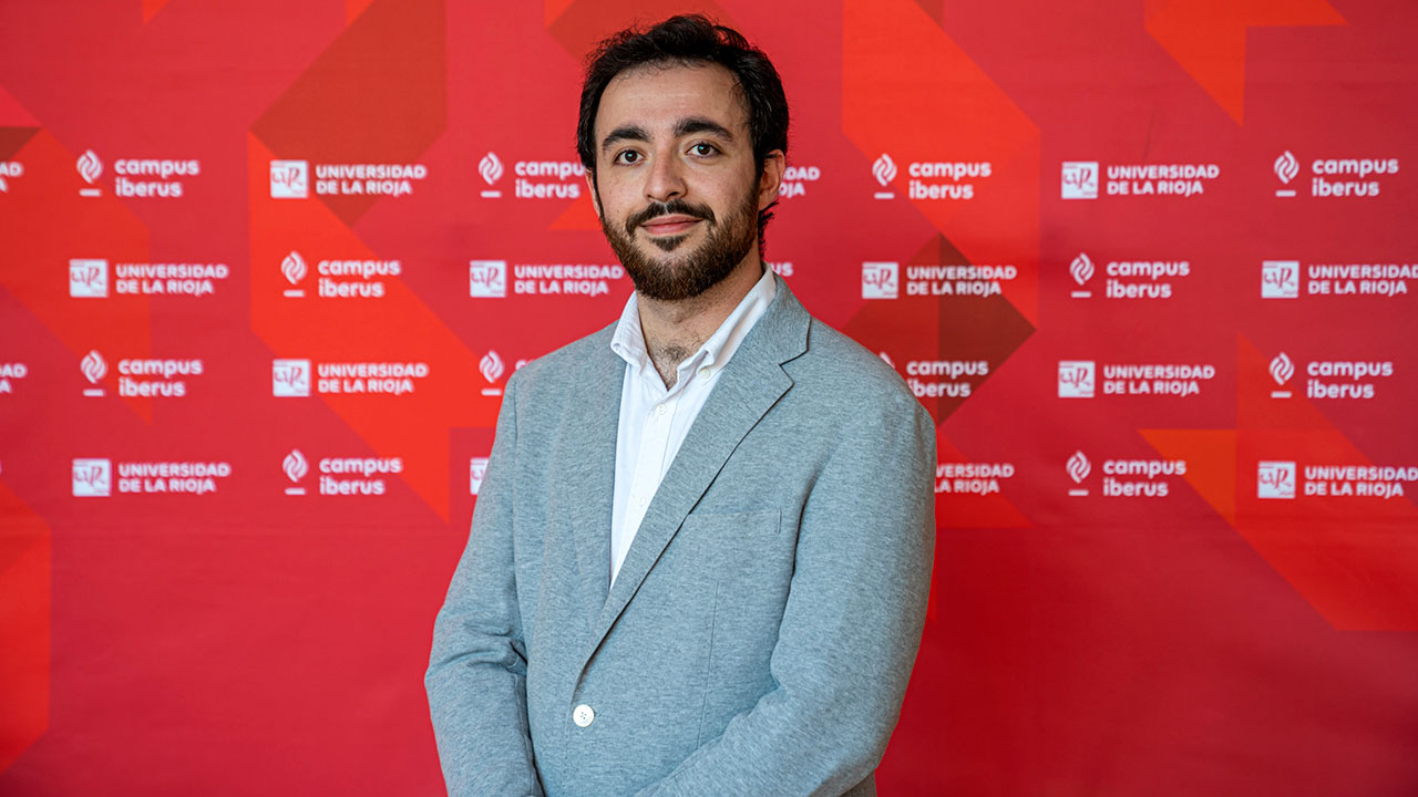 El profesor Alberto Escalante, editor de la obra teatral 'El Sigerico'