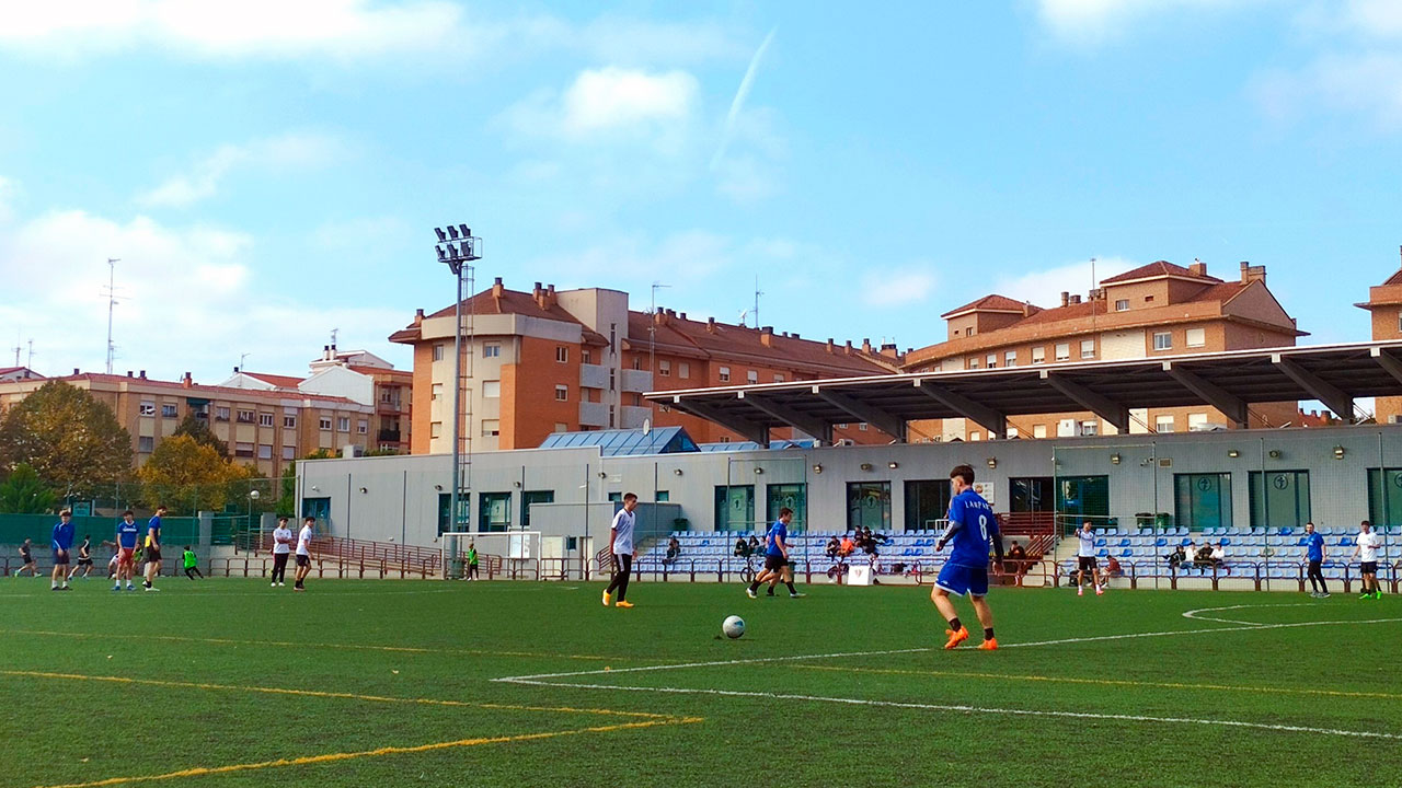 Los partidos del Torneo UR de Fútbol 7 se disputan en el Campo Municipal de La Ribera, junto al campus