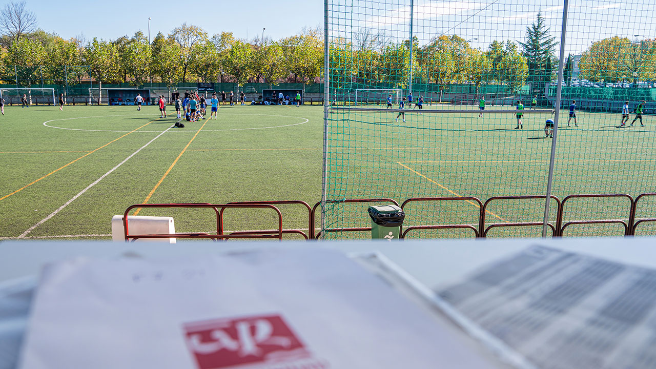 Un partido de fútbol 7 disputado en el Campo Municipal de La Ribera, junto al campus universitario