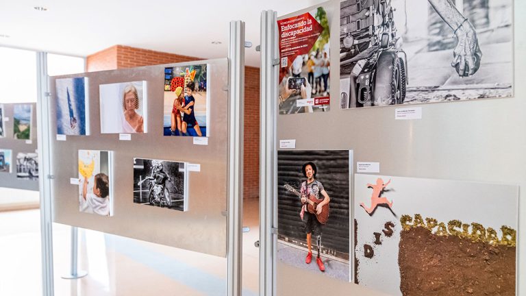 La exposición puede visitarse en el vestíbulo de la primera planta del Edificio Quintiliano