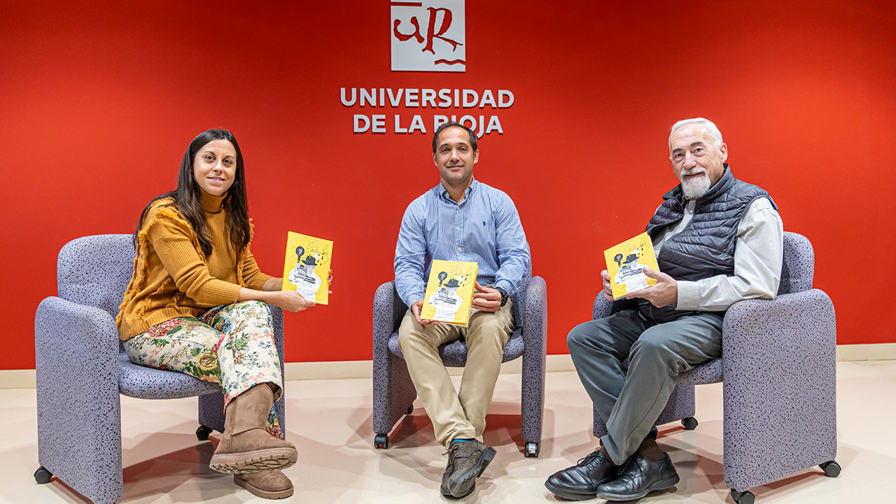 Irene Castellanos, del Consejo de Redacción, y Gregorio Clavijo, director de 'Fábula', flanquean a Eduardo Fonseca Pedrero, vicerrector de Política Científica