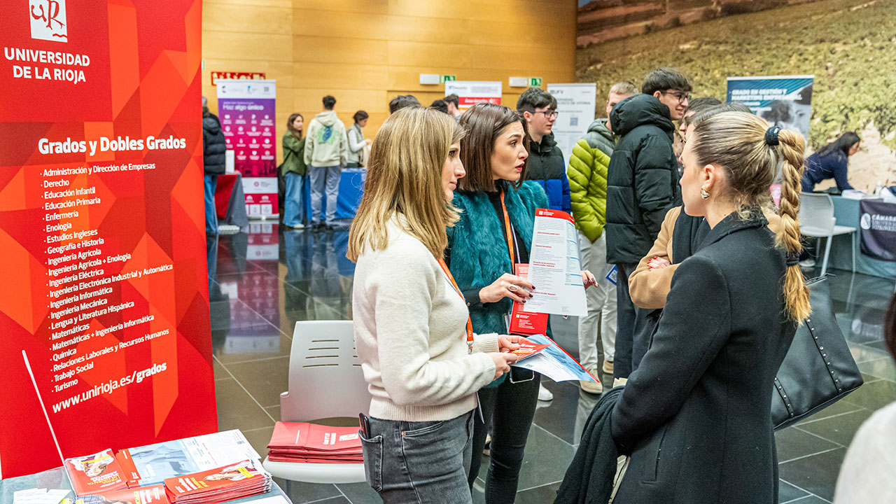 Estudiantes preuniversitarios, en el puesto de información de la UR en la Feria Unitour'25