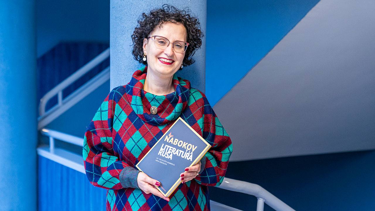 Asunción Barreras, profesora de Filología Inglesa de la UR, posa un ejemplar del libro 'Nabokov y la literatura rusa'