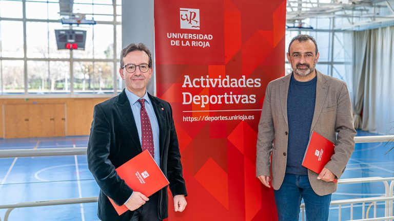 Jorge Pelegrín Borondo, vicerrector de Responsabilidad Social y Relaciones Corporativas, y Juan Bernardo García Ochoa, presidente de la Federación Riojana de Triatlón (FERTRI)