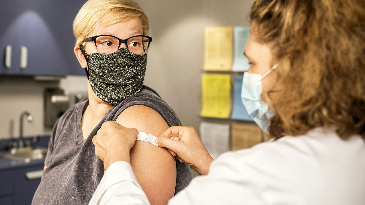 Una mujer es vacunada contra la COVID-19 (© Foto de Towfiqu barbhuiya en Unsplash)