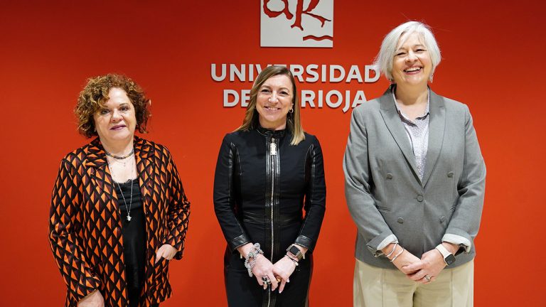 Marian Martínez Calvo, vicerrectora de Estudiantes y Extensión Universitaria; Eva Sanz Arazuri, rectora de la Universidad de La Rioja; y Prado Díaz Encabo, directora de la Oficina del Estudiante, en la presentación de la I Feria UR Orienta