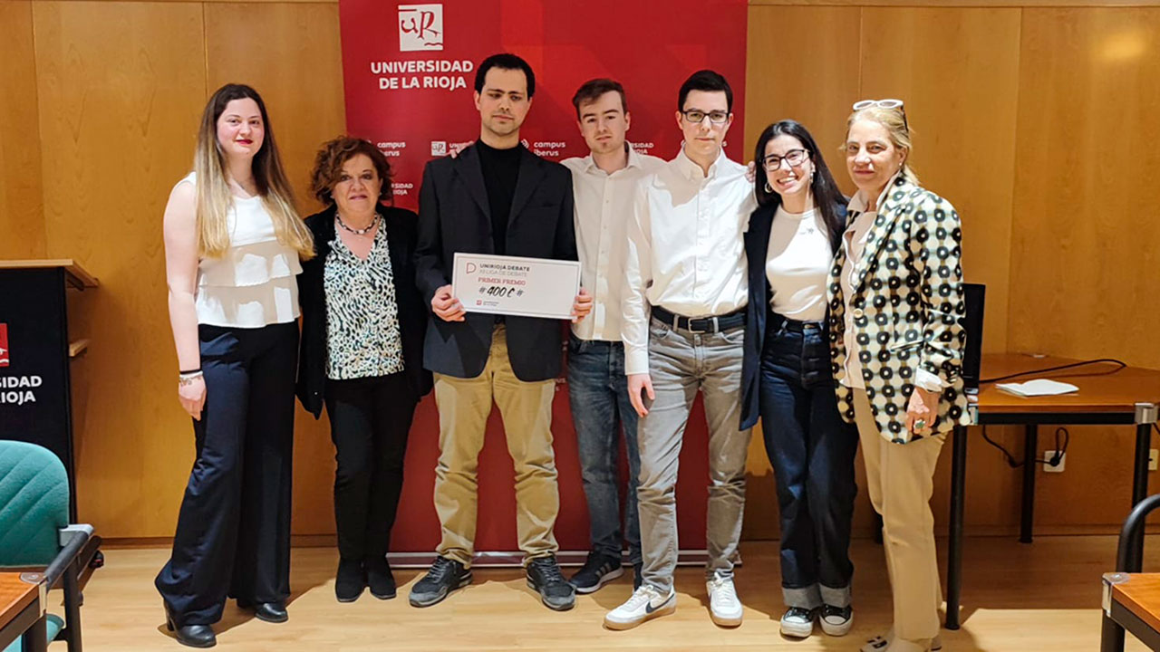 El equipo 'Los peripatéticos', con Issa Raed Ismail, ganador del Premio al Mejor Discurso, portando el cheque