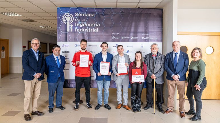 Foto de familia del acto institución de la Escuela Técnica Superior de Ingeniería Industrial 2025
