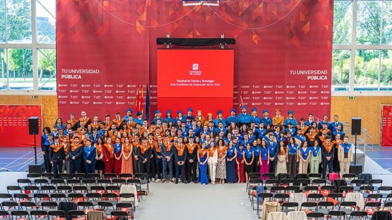 Foto de familia del acto de Graduación de la Facultad de Ciencia y Tecnología 2024-2025