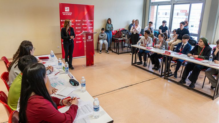 Los IES Marco Fabio Quintiliano, Valle del Cidacos y La Laboral y el Centro Sagrado Corazón-Jesuitas disputarán este viernes 28 de marzo la fase final del VI Torneo de Debate Preuniversitario en el Parlamento de La Rioja