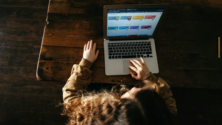La primera oferta académica está compuesta por 4 Microcredenciales (© Annie Spratt en Unsplash)
