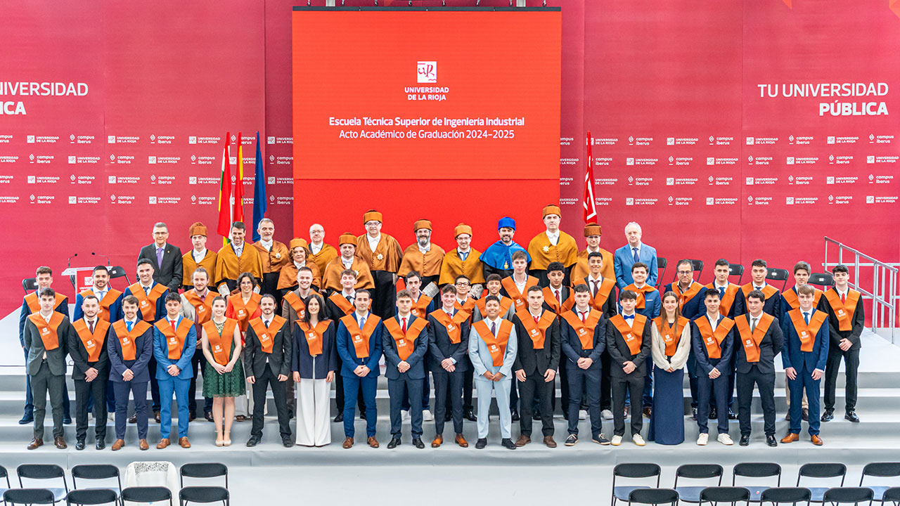 Foto de familia de la graduación de la ETSII 2024-2025