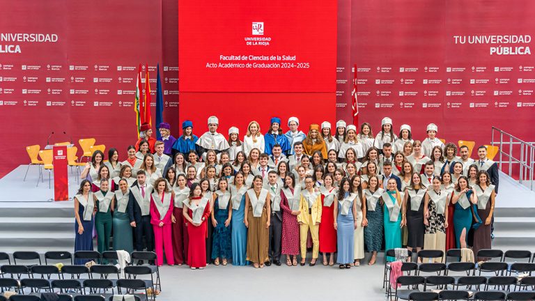 Foto de familia de la Graduación de la Facultad de Ciencias de la Salud 2024-2025