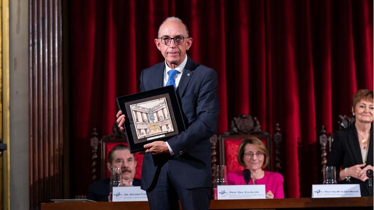 La Universidad de La Rioja recibió el pasado 11 de abril el reconocimiento de la Universitat de Valéncia en su 525º aniversario. En el acto, celebrado en el Claustro de la universidad valenciana, participó el ex rector de la Universidad de La Rioja Juan Carlos Ayala, que representó a la UR y recogió la placa honorífica.