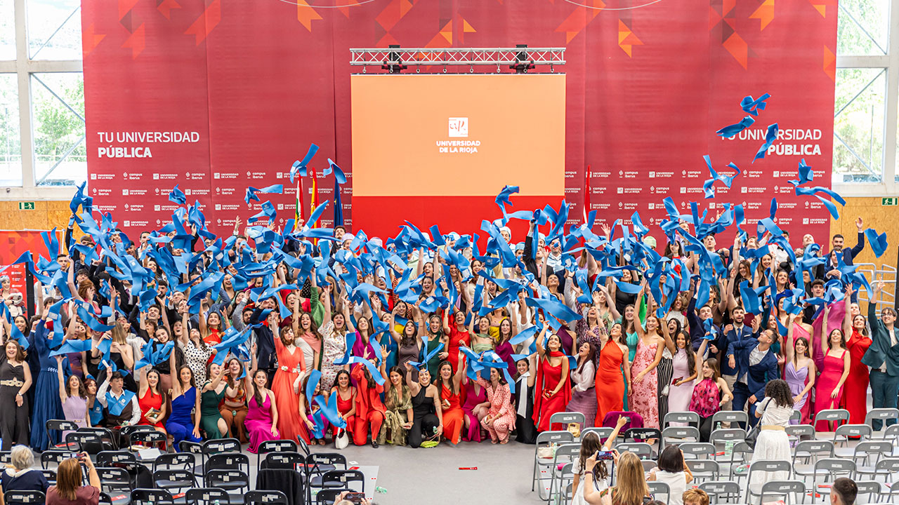 Lanzamiento de becas al final de la graduación de la Facultad de Letras y de la Educación