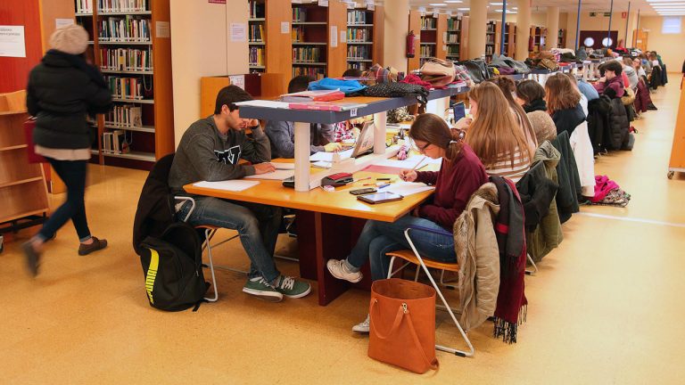 Estudiantes en la Biblioteca Universitaria