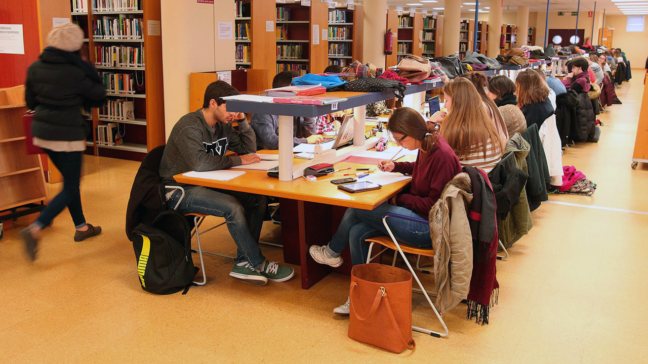 Estudiantes en la Biblioteca Universitaria