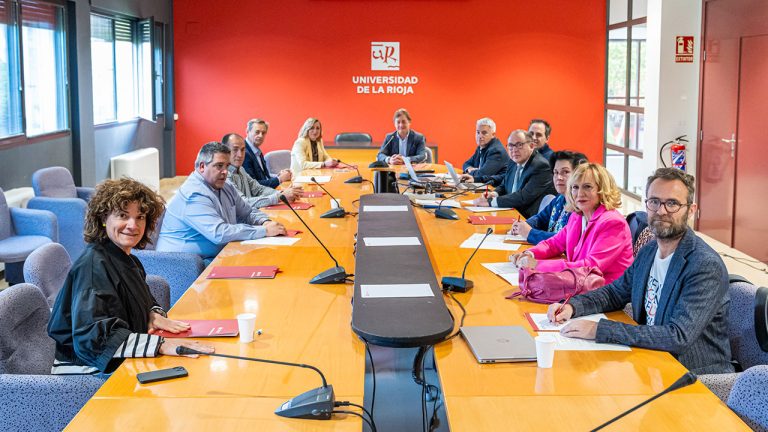 Reunión del Consejo Social, con el presidente Juan Antonio Fernandez-Velilla y la rectora Eva Sanz al fondo