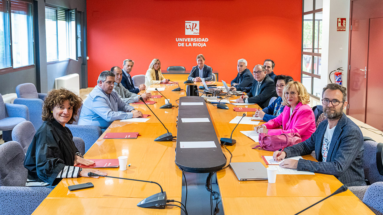 Reunión del Consejo Social, con el presidente Juan Antonio Fernandez-Velilla y la rectora Eva Sanz al fondo