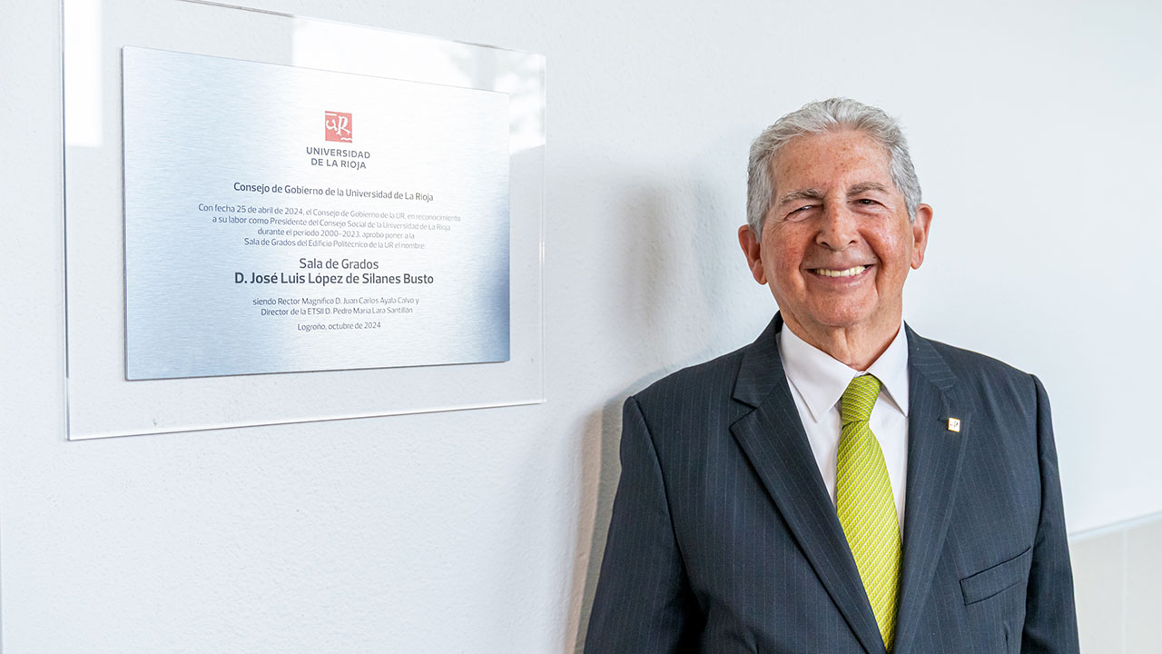 José Luis López de Silanes junto a la placa que da su nombre a la Sala de Grados del Edificio Politécnico
