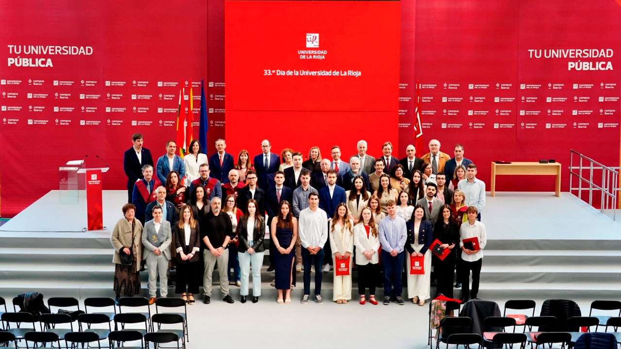 Foto de familia de los homenajeados en el 33er Día de la UR