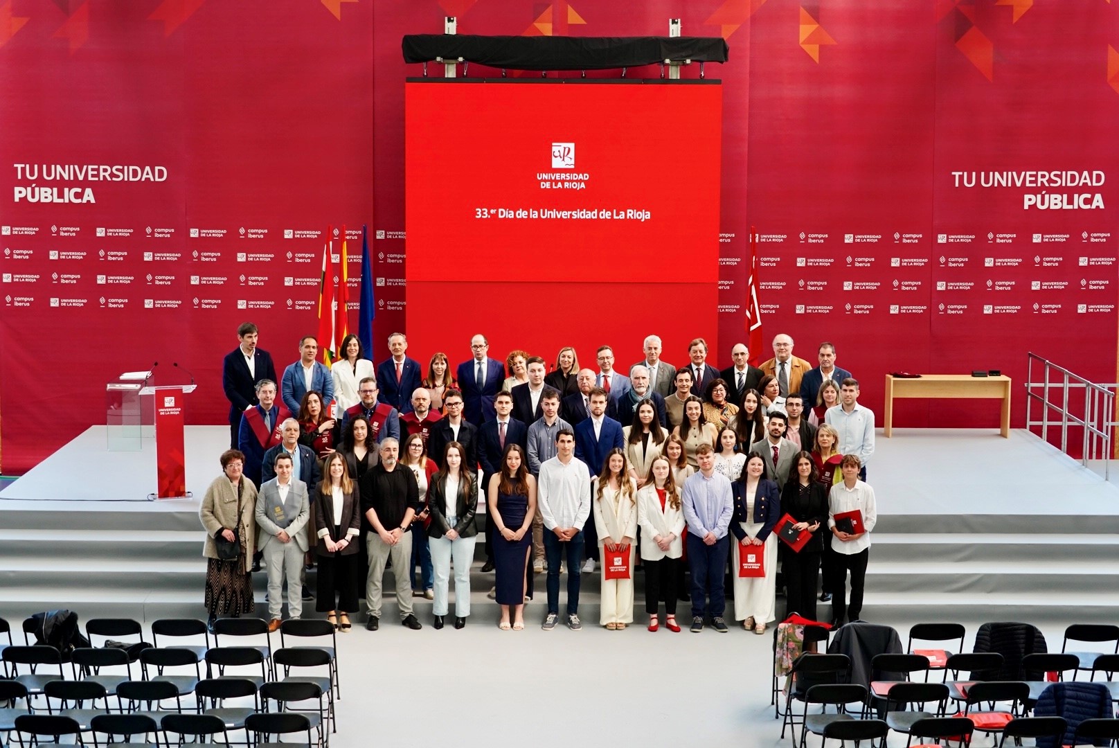 Foto de familia de los homenajeados en el 33er Día de la UR