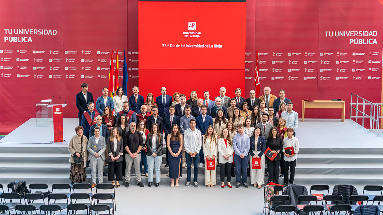 Foto de familia de los homenajeados en el 33er Día de la UR