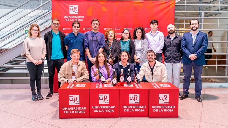 Estudiantes de la XIII Promoción del Grado en Enología posan con sus vinos y bebidas