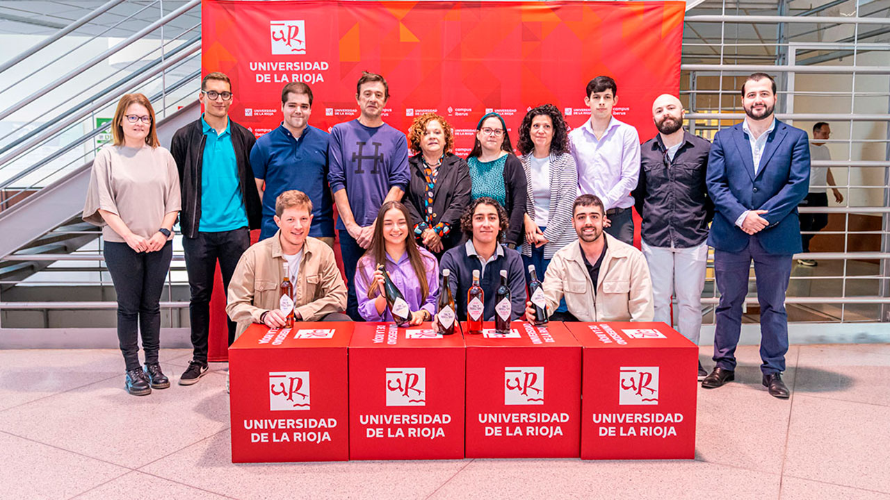 Estudiantes de la XIII Promoción del Grado en Enología posan con sus vinos y bebidas