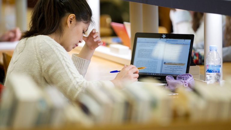 Estudiante en la Biblioteca de la Universidad de La Rioja