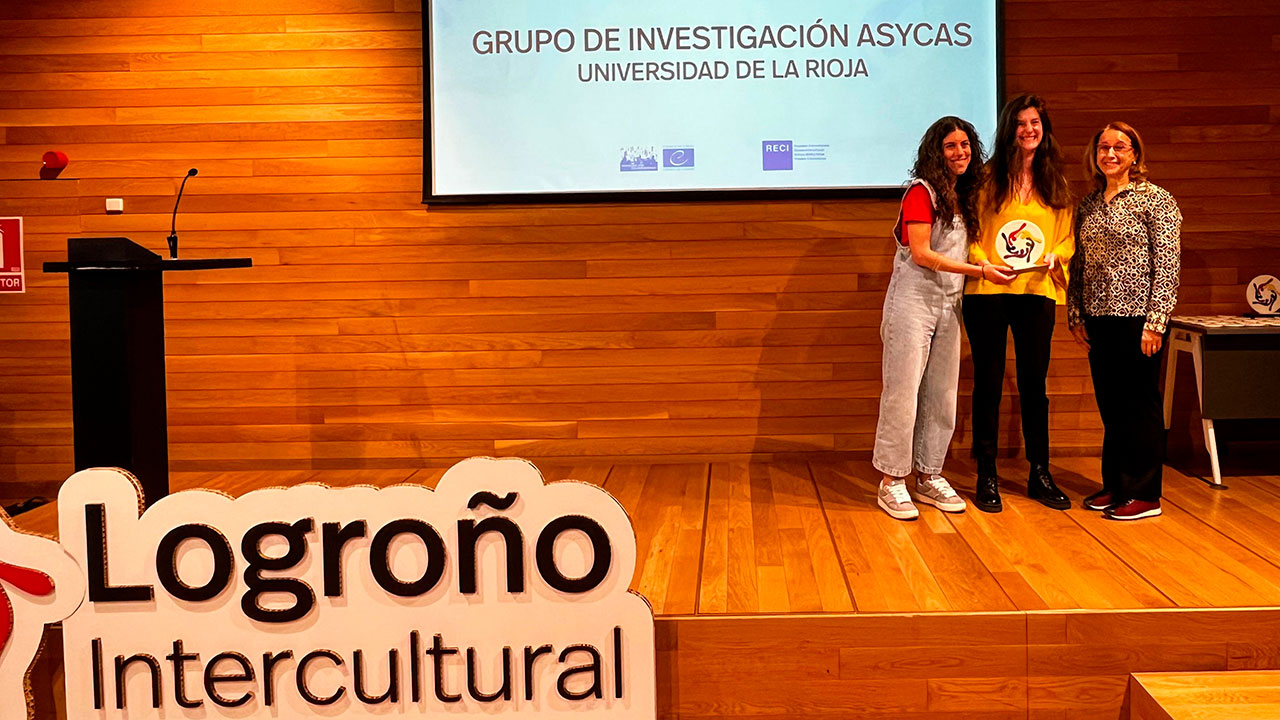 Paula Pérez y María Lasanta, recibiendo el Premio Convivencia en la Diversidad 2025