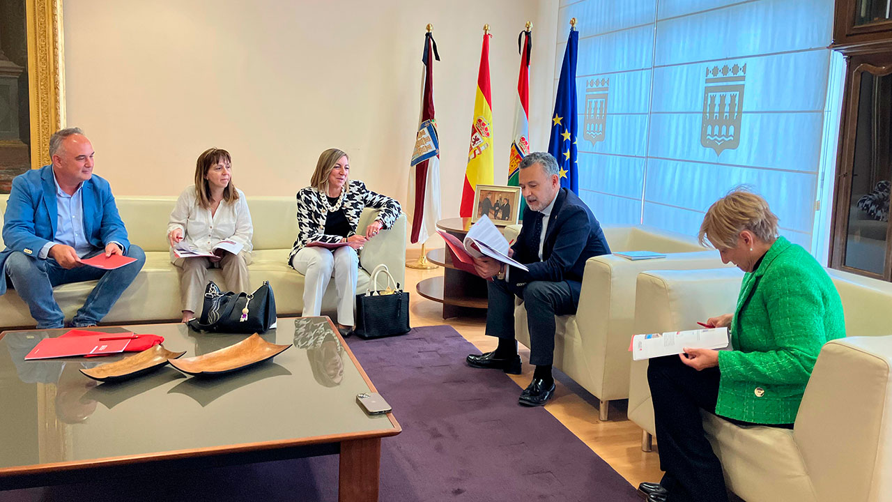 La rectora Eva Sanz y el alcalde de Logroño, Conrado Escobar, en el encuentro institucional celebrado en la Casa Consistorial
