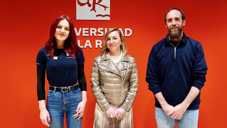 Sara García, la rectora Eva Sanz Arazuri y Eduardo Sáenz de Cabezón