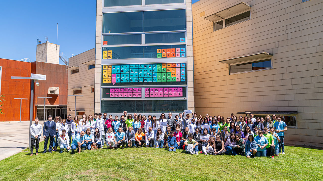 Foto de familia de los participantes en el IV Concurso de Cristalización en la Escuela