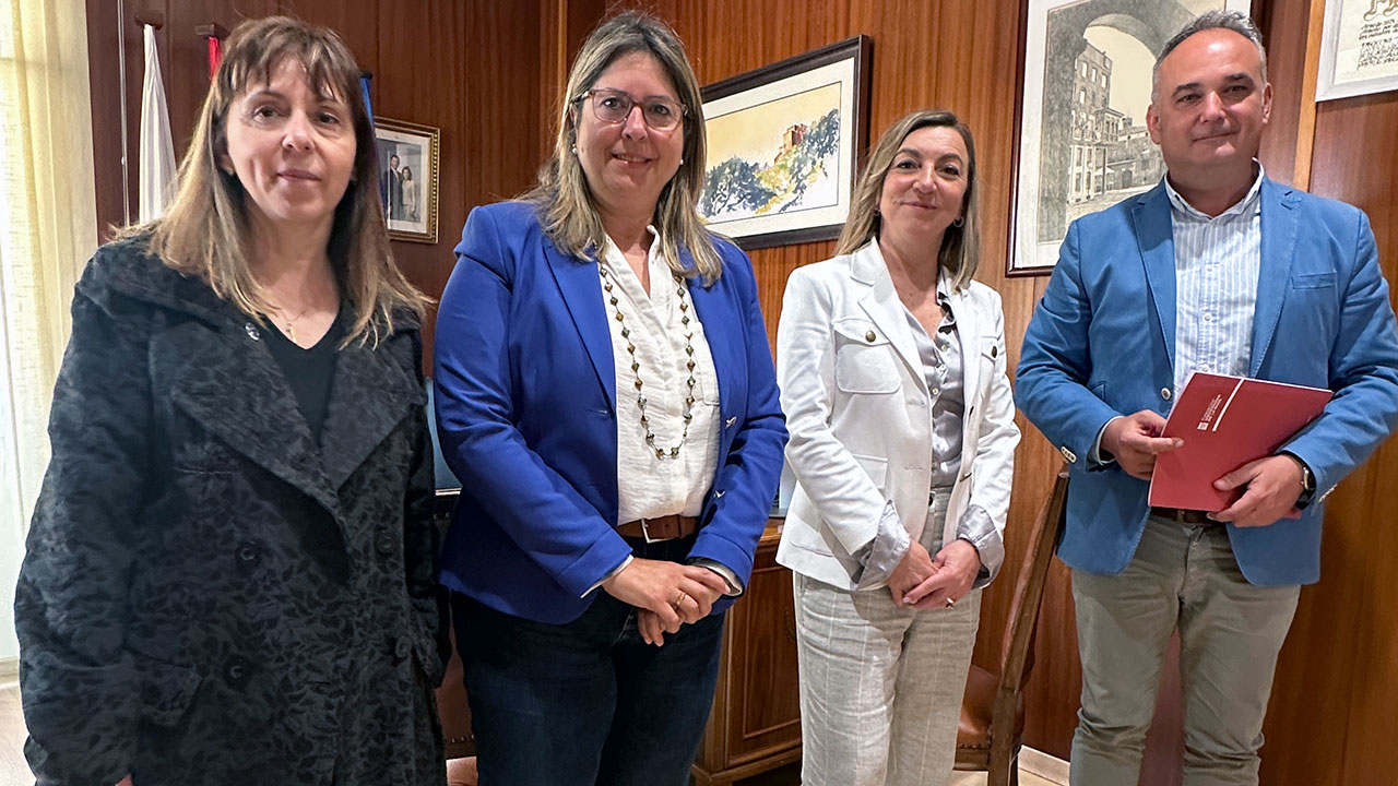 La rectora concluye en Arnedo su ronda de contactos institucionales en las sedes de la Universidad de la Experiencia