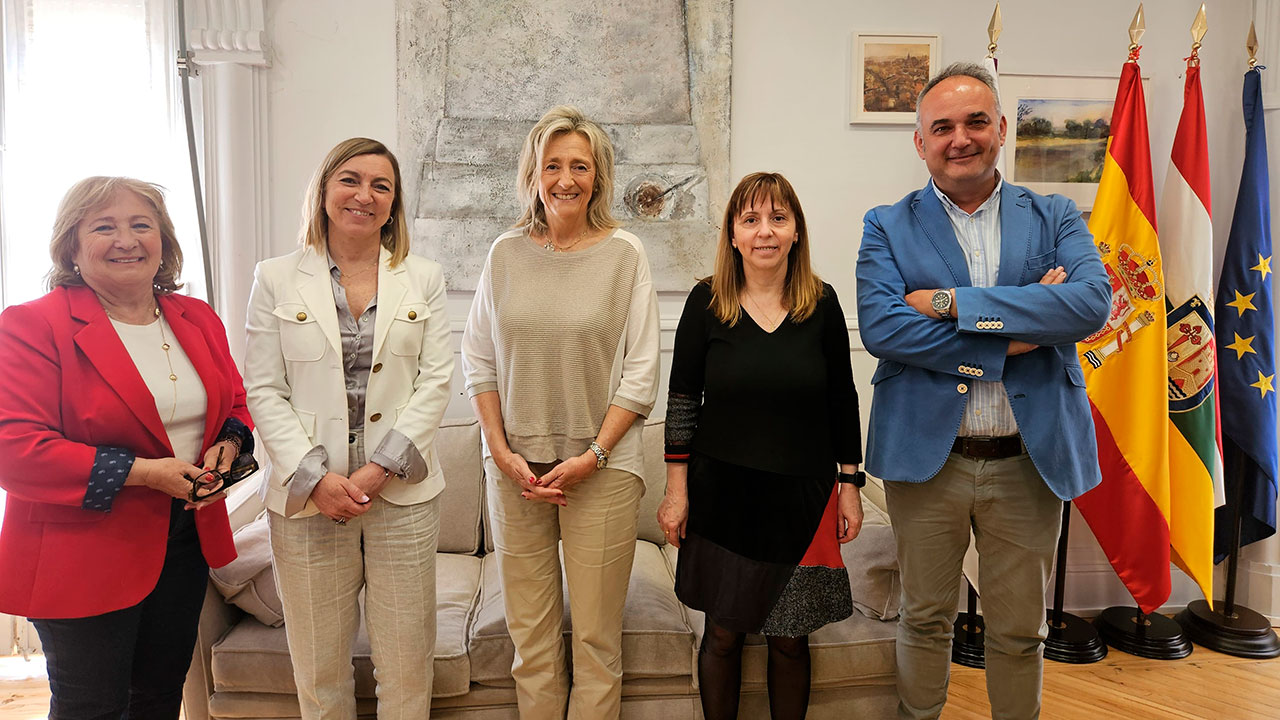 La rectora agradece a la alcaldesa de Calahorra su apoyo a la Universidad de la Experiencia