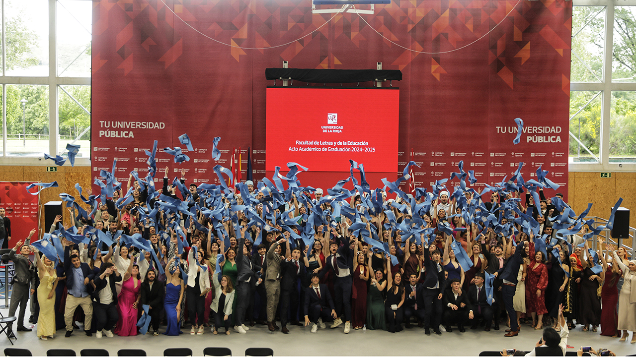 El acto de Graduación de la Facultad de Letras y de la Educación reúne a un millar de personas en la Universidad de La Rioja