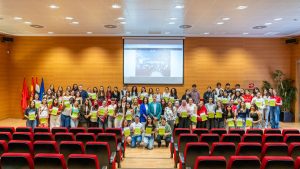 Foto de familia de los voluntarios de ASUR con sus certificados
