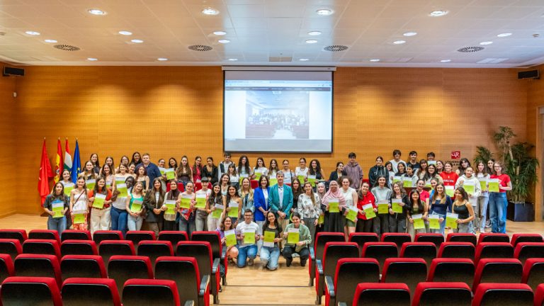 Foto de familia de los voluntarios de ASUR con sus certificados