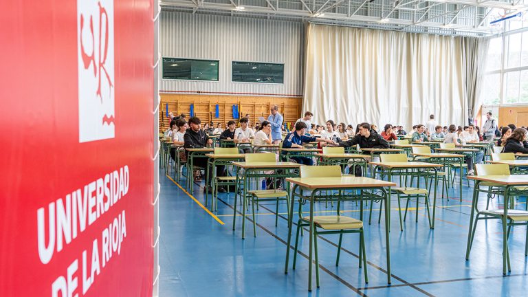 Estudiantes de La Rioja realizando la PAU Junio 2025 en el Polideportivo Universitario