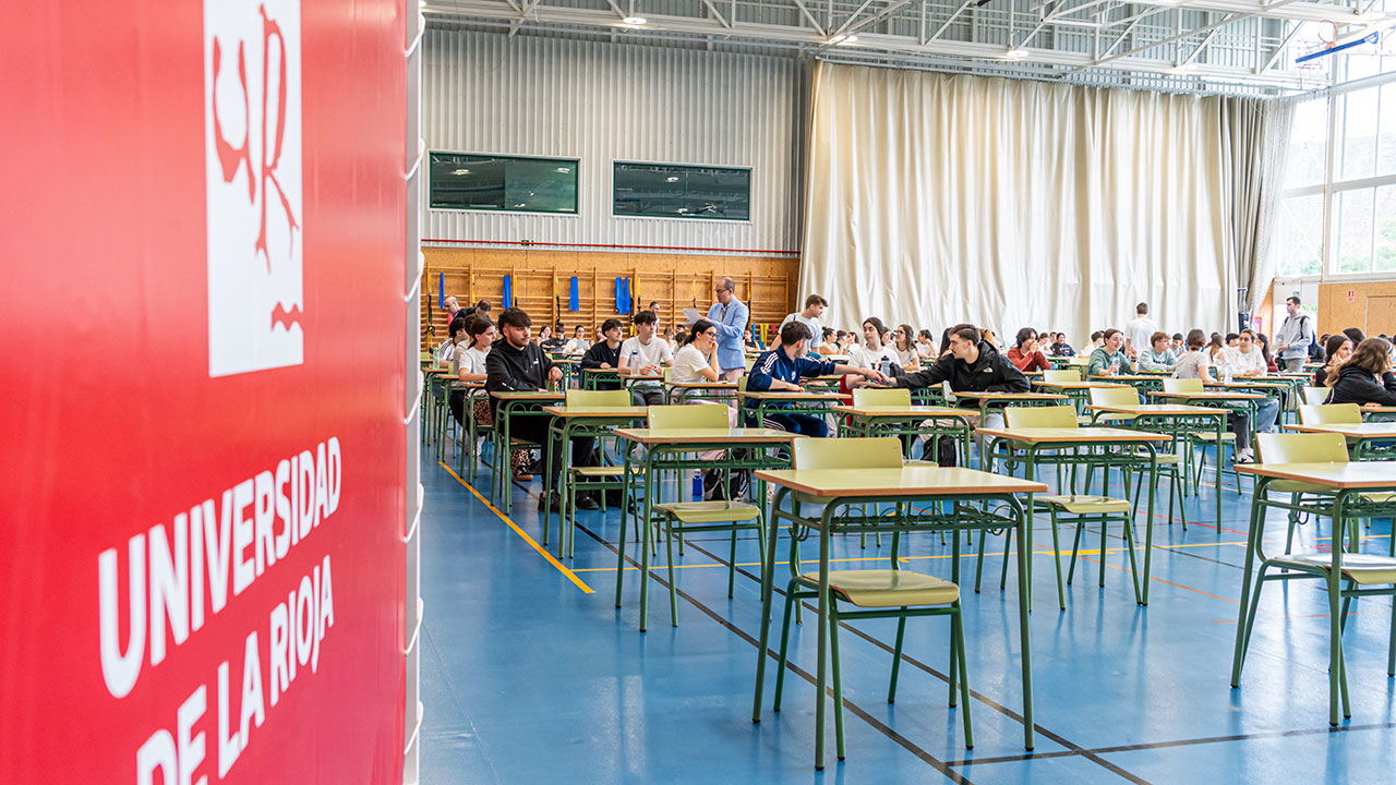 Estudiantes de La Rioja realizando la PAU Junio 2025 en el Polideportivo Universitario
