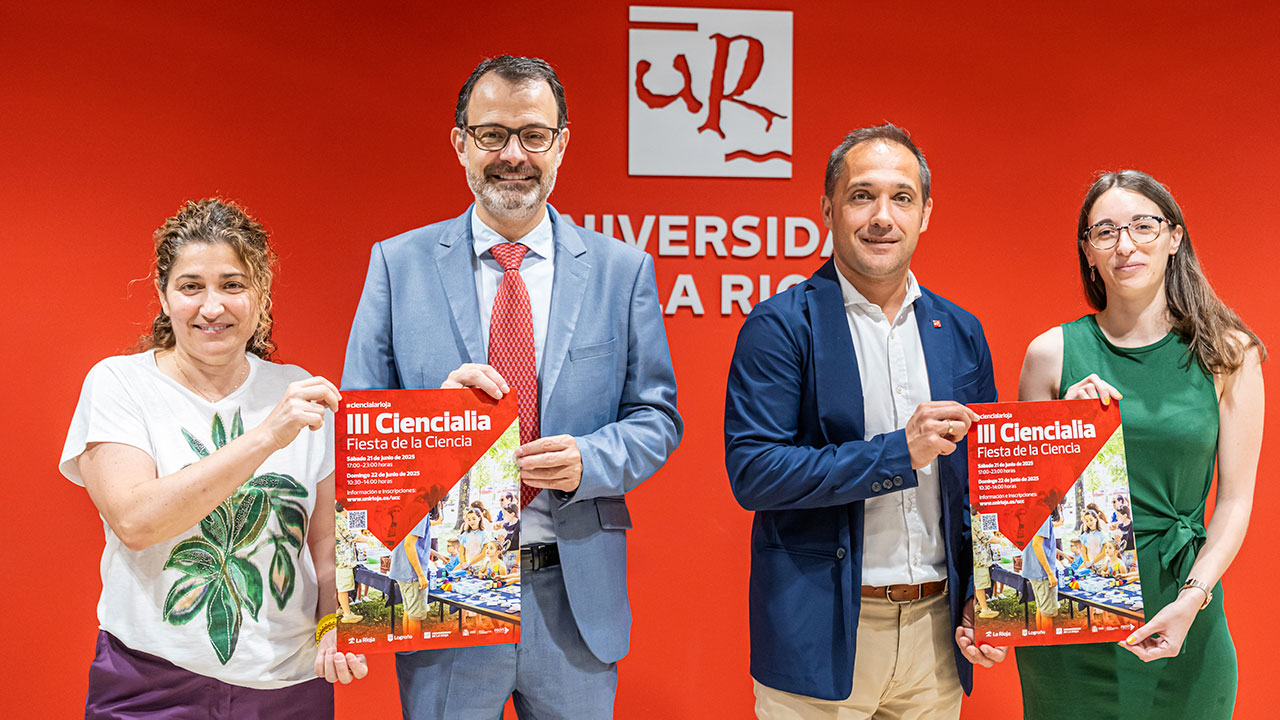 De izquierda a derecha, Rosario López, el viceconsejero Miguel Ángel Fernández, el vicerrector Eduardo Fonseca y Alicia Muro