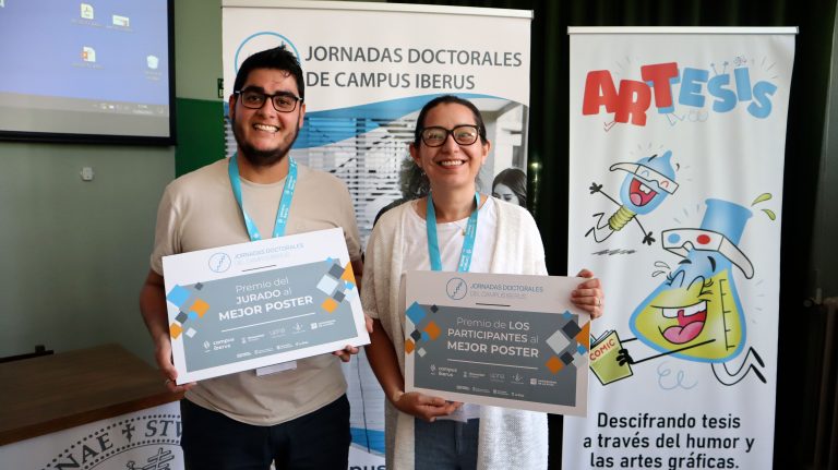Cristina Ruiz Martín, a la derecha de la imagen, junto al diploma acreditativo del premio
