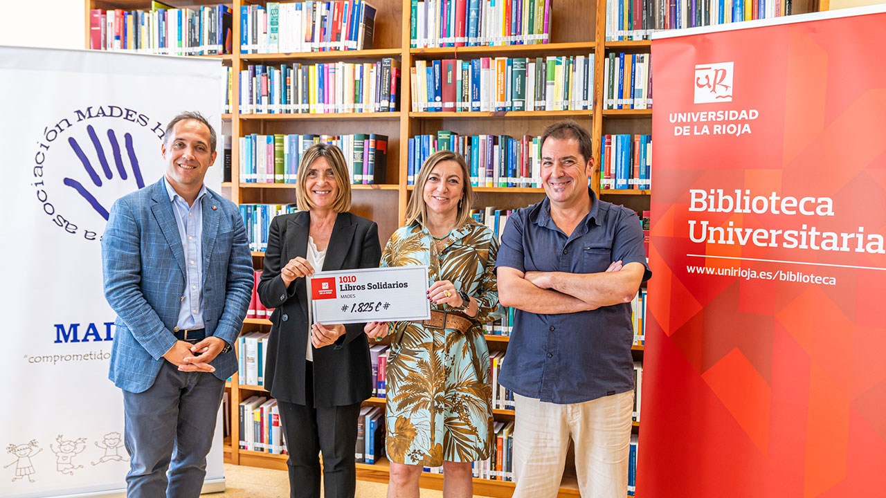 La rectora Eva Sanz entrega el cheque a Pilar Fernández Sáenz, responsable de la delegación en La Rioja de MADES