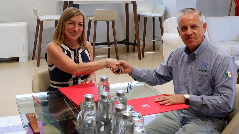 Eva Sanz y Enrique Rabell, tras la firma del acuerdo